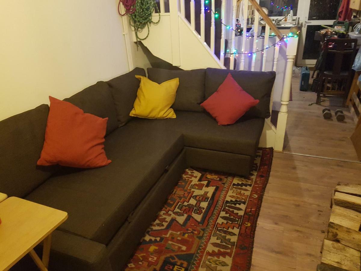 'Yellow Wood Micro Hostel-Eco Urban Bothy Style Very Basic But Cosy Redecorating But Cheap & Friendly Quiet Time Lockout 11Pm-7Am Bring Towel Or Hire Brecon Exterior photo